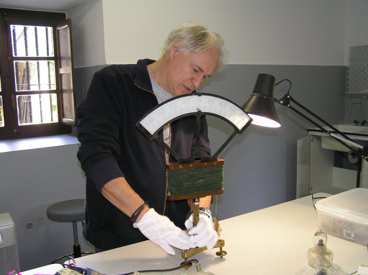 Restaurador trabajando en el laboratorio del museo