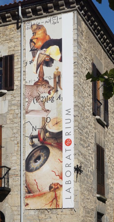 Pancarta en un la fachada del museo