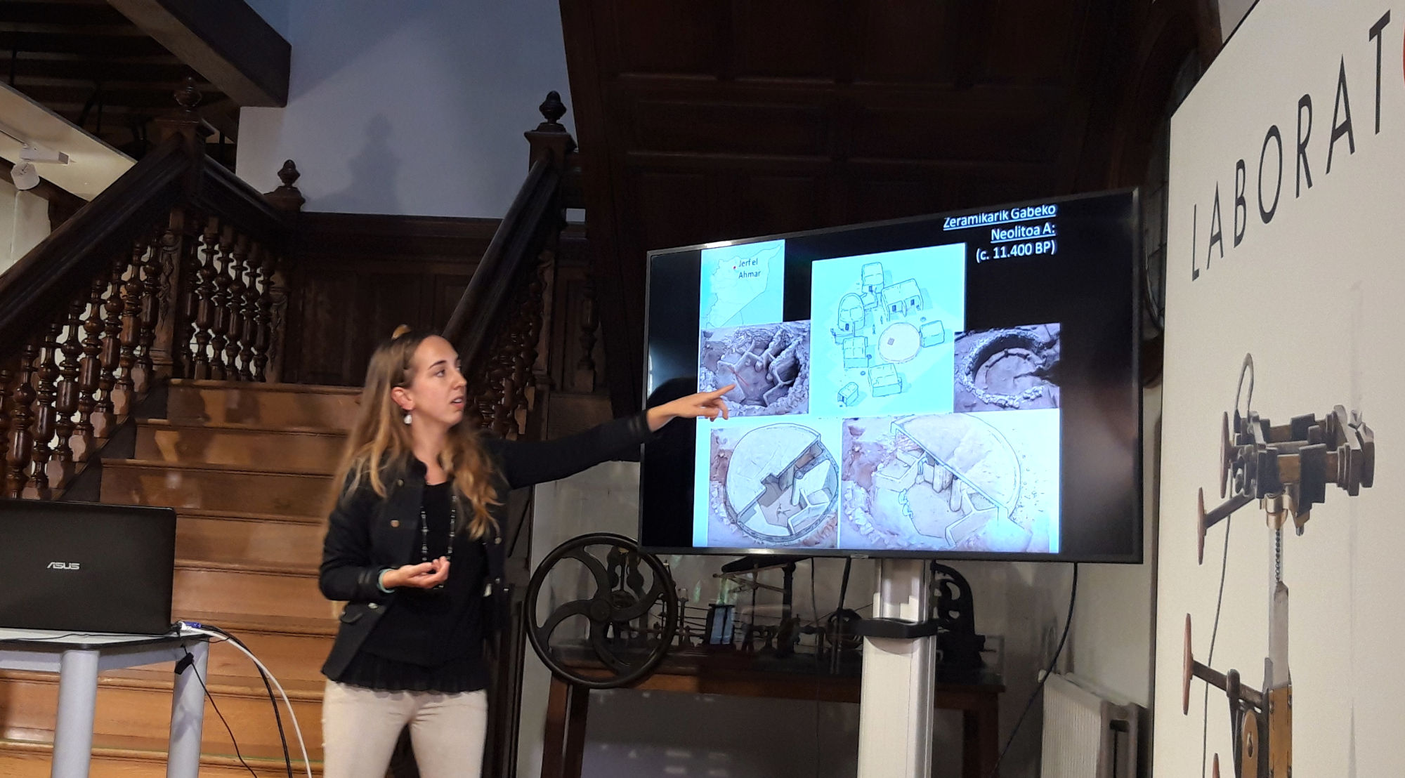 La arqueobotánica Amaia Arranz Otaegi impartiendo uan conferencia en el museo Laboratorium: Gure elikaduraren sustraiak