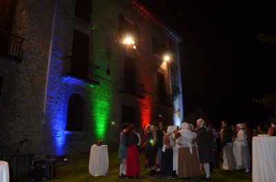 Inauguración del museo con gente vestida de época de noche en los jardines del palacio Errekalde