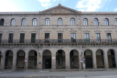 Fachada de estilo neoclásico del Real Seminario de Bergara en el lado este de la plaza.