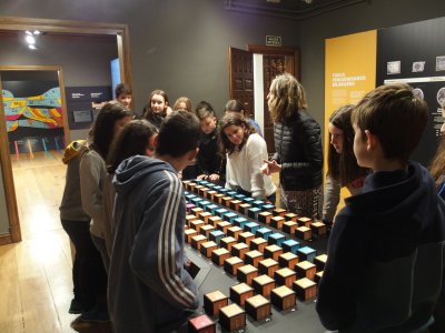 Rosa Etxaniz explicando la tabla periódica a alumnos y alumnas de ESO Rosa Etxaniz explicando la tabla periódica a alumnos y alumnas de ESO
