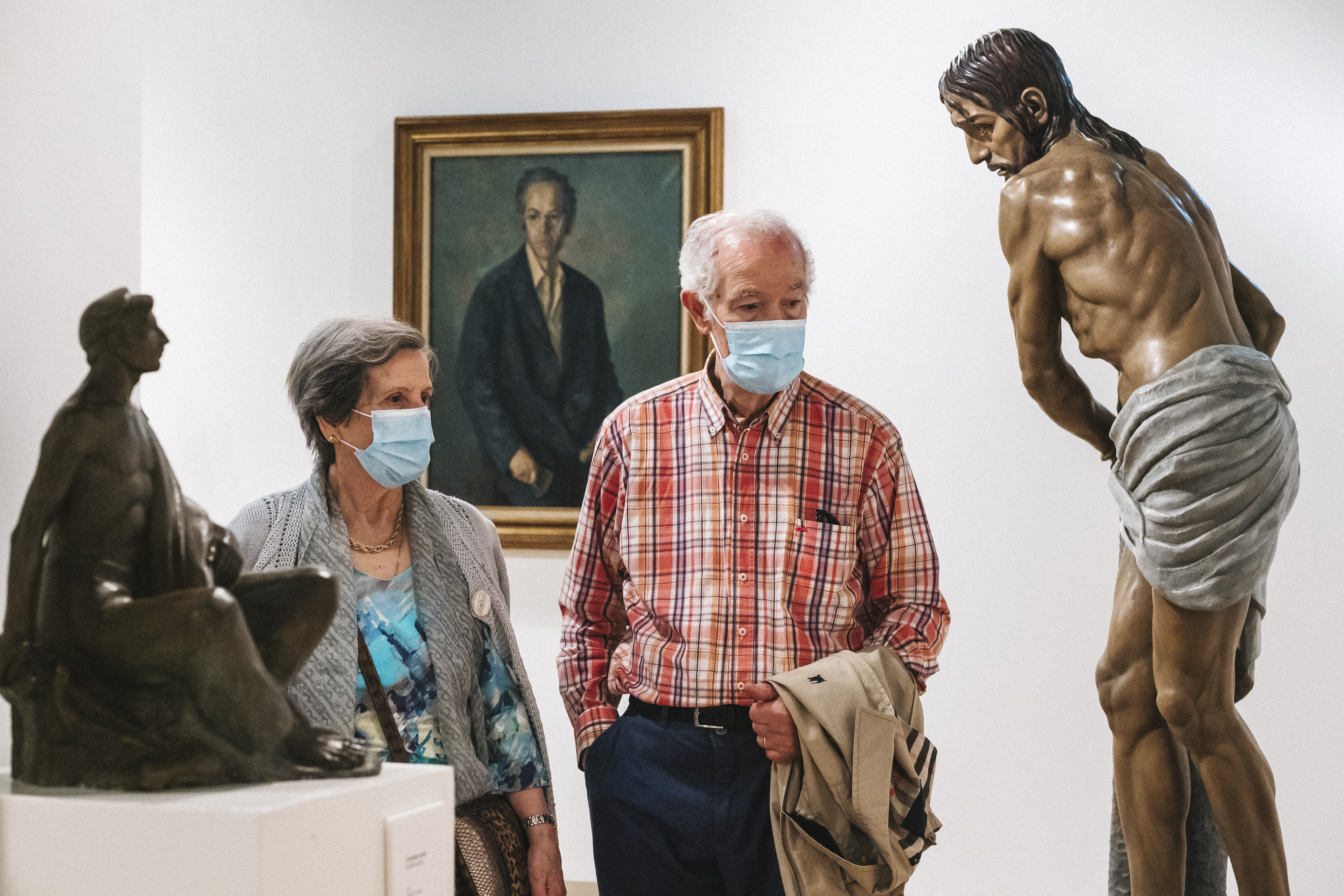 Lorenzo Ascasibar eta emaztea erakusketan  / Lorenzo Ascasibar y su mujer en la exposición