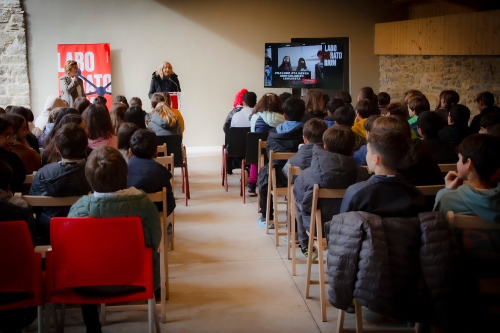 Emakume Zientzialariak IV. lehiaketaren sari banaketa, Bergarako Laboratorium Museoan, ikasleekin