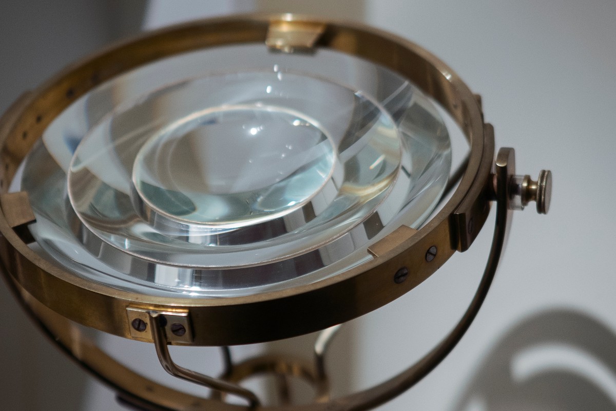 Handitze-lentea duen tresna optical historikoa, bergarako laboratorium museoan