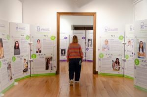 Bisitaria “Mundua aldatu zuten eta aldatzen duten emakumeak” erakusketa ikusten, Bergarako Laboratorium Museoan