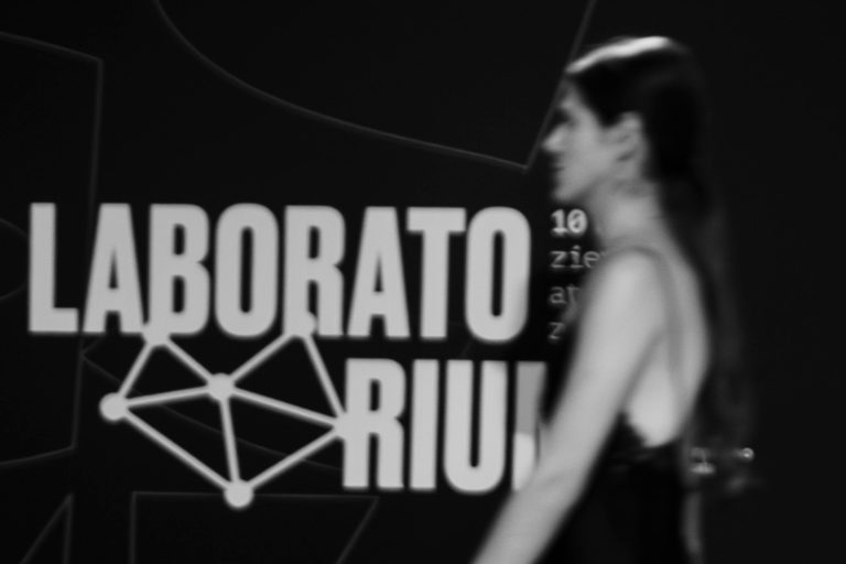 Modelo desfilando en el Museo Laboratorium de Bergara durante el San Sebastián Moda Festival