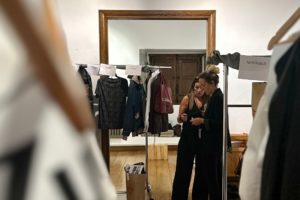 Bergarako Laboratorium Museoan ospatutako Donostia Moda Festival-eko desfilearen backstage-a