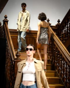 Modeloak Bergarako Laboratorium Museoko eskailera nagusian desfilatzen, Donotia Moda Festival-aren baitan.