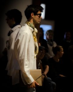 Gizonezko modelo bat Bergarako Laboratorium Museoan desfilatzen, San Sebastián Moda Festival-aren baitan.