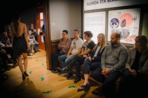 Modelo bat Bergarako Laboratorium Museoan desfilatzen, Donostia Moda Festival-aren baitan.