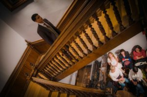 Modelo bat Bergarako Laboratorium Museoko eskailera nagusian, San Sebastián Moda Festival-eko desfilean.