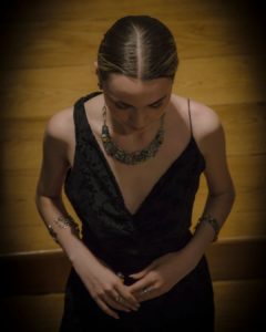 Soineko beltza daraman modelo bat, Bergarako Laboratorium Museoan ospatutako San Sebastián Moda Festival-eko desfilean.