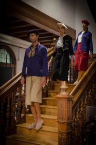 Modeloak Bergarako Laboratorium Museoko eskailera nagusitik jaisten, San Sebastián Moda Festival-eko desfilean, Amarenak markako jantziekin.