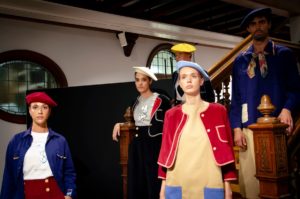 Modeloak Bergarako Laboratorium Museoko eskailera nagusian posatzen, Amarenak markako arropekin, San Sebastián Moda Festival-aren baitan.