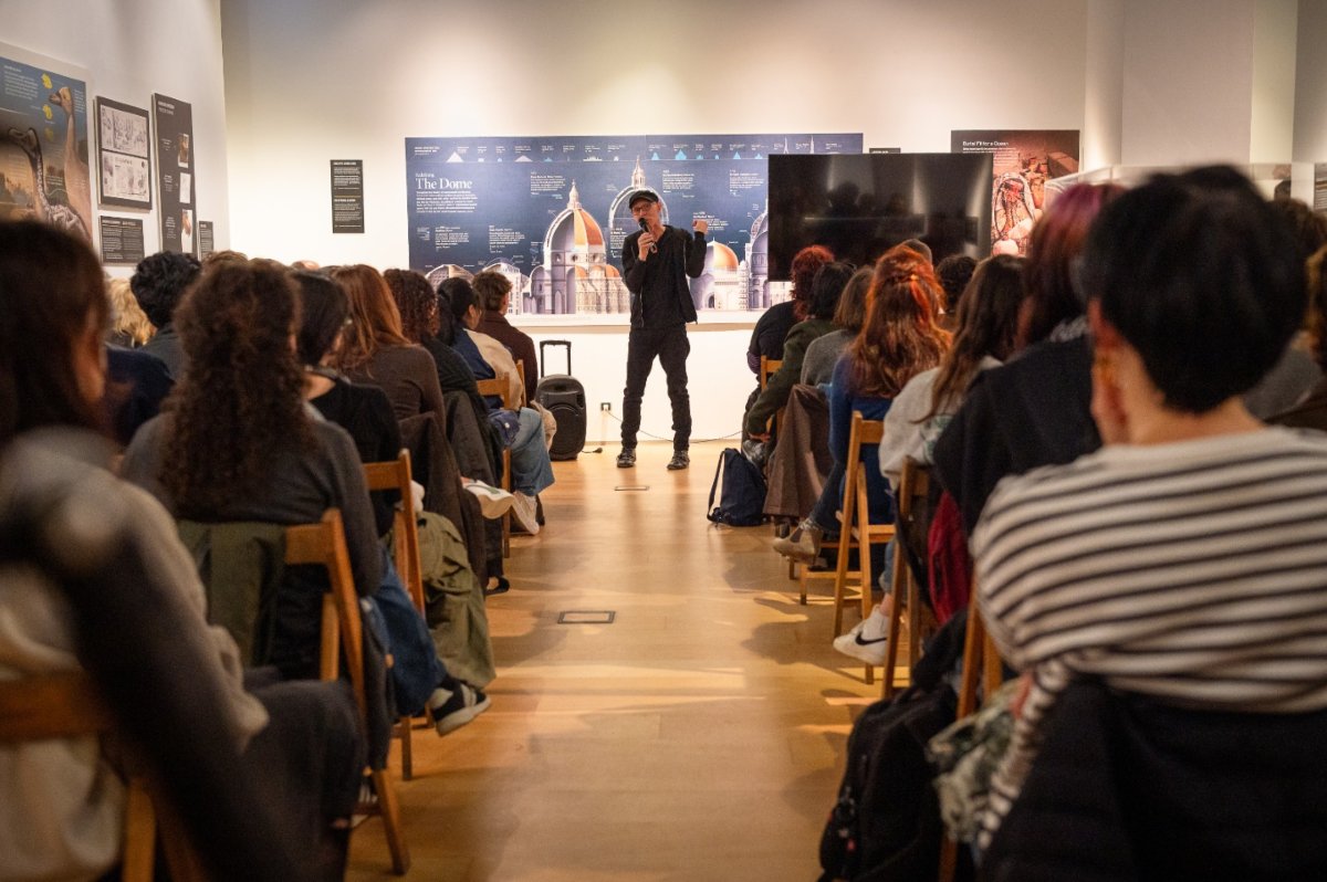 Público asistente a la exposición de Fernando Baptista en el Aroztegi Aretoa, con Fernando hablando en el fondo.