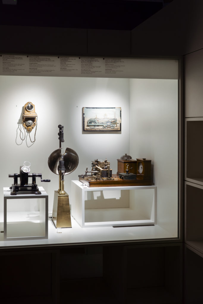 Vitrina con instrumentos científicos históricos de física y telecomunicaciones en el Museo Laboratorium.