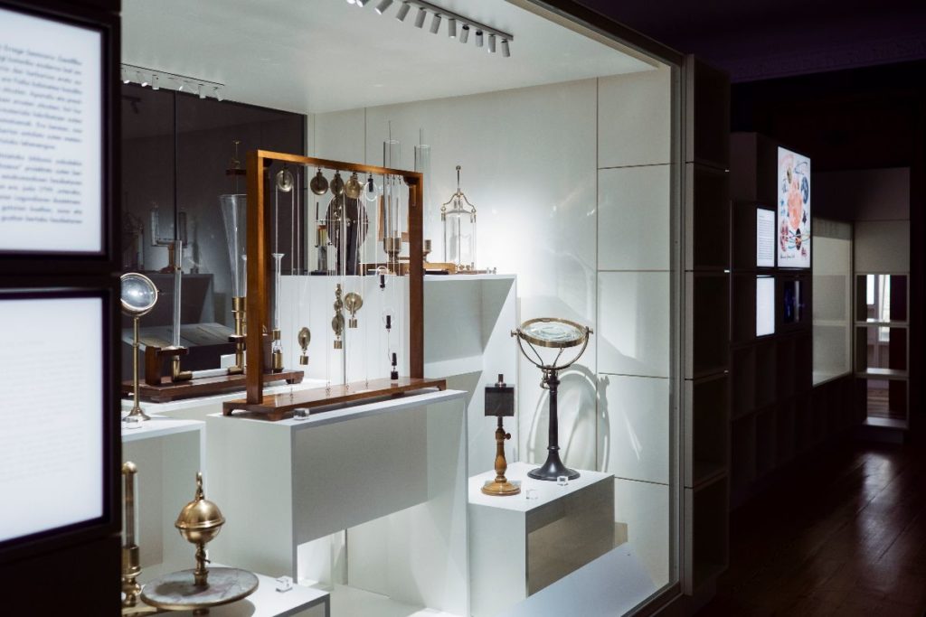 Vitrina con instrumentos científicos históricos de física expuestos en el Museo Laboratorium de Bergara.