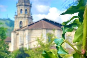 San Pedro elizara bisita gidatua