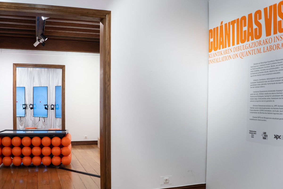 Vista de la instalación “Visiones Cuánticas” con pantallas interactivas y mesa expositiva en el Museo Laboratorium de Bergara