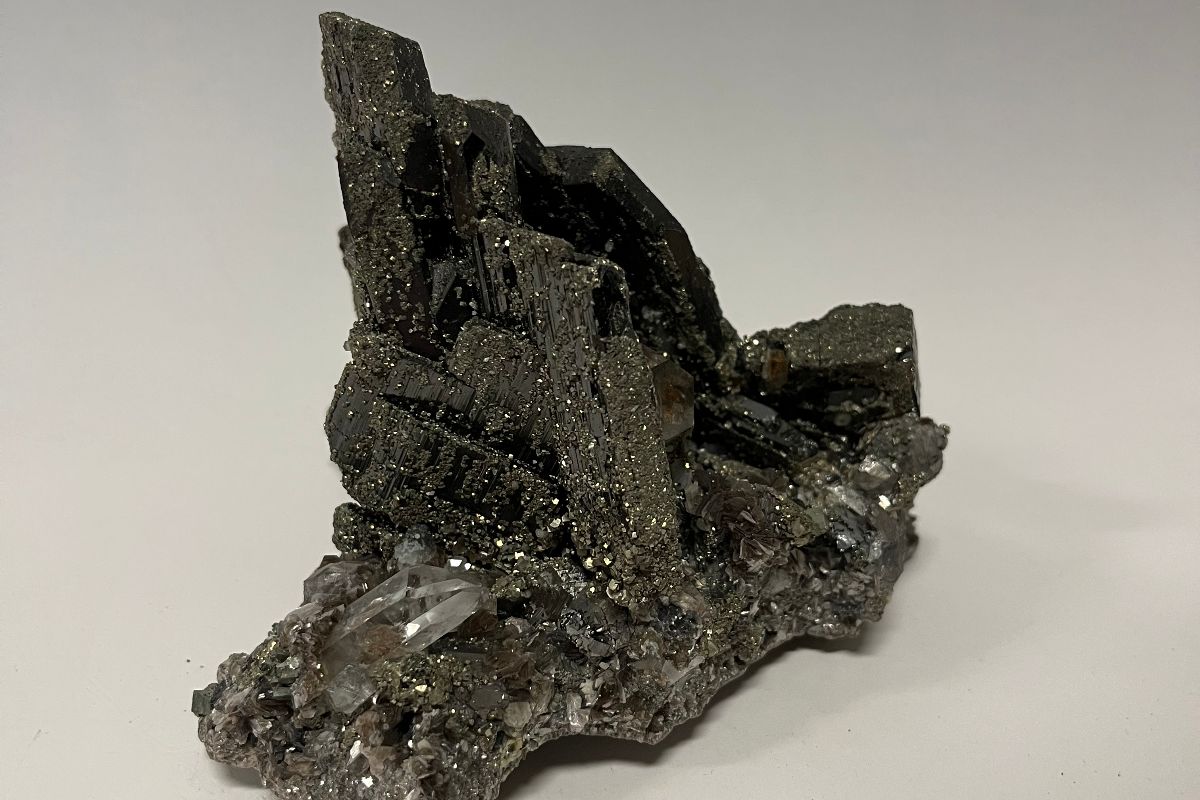 Laboratorium Museoan ikusgai dagoen wolframiozko mineral lagina kristal metaliko ilunekin.