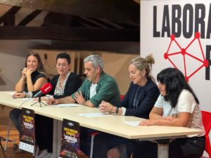 Representantes institucionales y organizadores durante la presentación de las Jornadas ZTB (Zientzia, Teknologia eta Berrikuntza) en el Laboratorium Museoa de Bergara.
