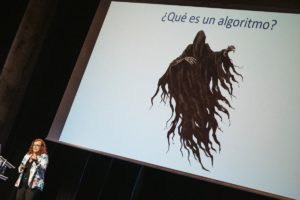 Clara Grima matematikaria eta dibulgatzailea, Bergaran ospatutako Jot Down Zientzia ekitaldian, algoritmoei buruzko hitzaldian.