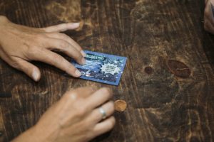 Pertsona bat joko txartela arraskatzen, Bergaran antolatutako Jot Down Zientzia ekitaldian.