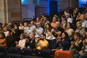 Jot Down Zientzia ekitaldiko jardueretako batean, bertaratutako publikoa txaloka Bergaran.