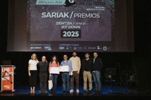 Personas ganadoras y finalistas durante la entrega de premios del concurso Jot Down Ciencia 2025 celebrada en Bergara.