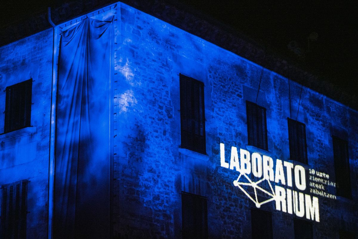 Videomapping proyectado sobre la fachada del Museo Laboratorium durante la celebración de su 10º aniversario en Bergara.