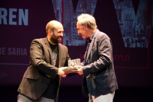 Gorka Artolak, Bergarako alkateak, Jesus Mari Ugalde Uribe-Etxebarriari ZTB Bergarako Enbaxadore saria eman dion momentua.