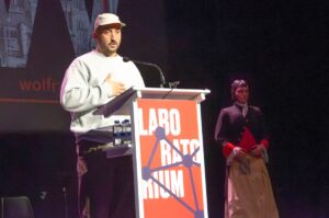 Mikel Larrañaga (Remak), muralaren egileetako bat.